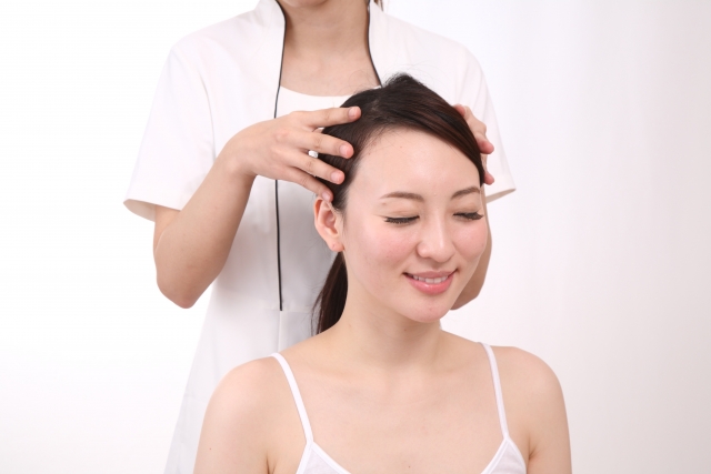 女性の抜け毛・薄毛を予防に最適！頭皮マッサージアイテムをチェック