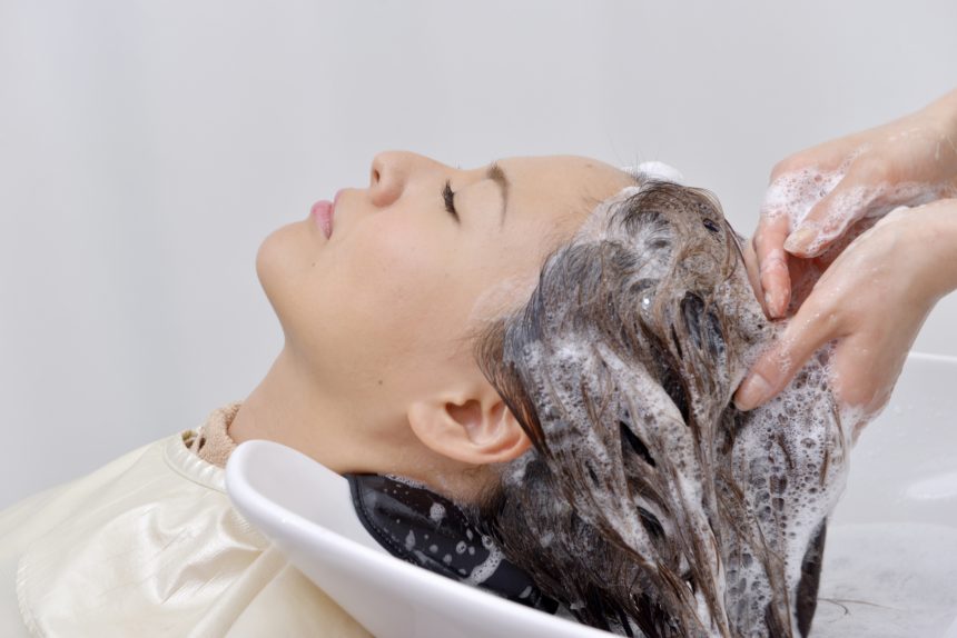 女性の洗髪頻度はどのくらいがベスト？抜け毛予防のためのシャンプー方法