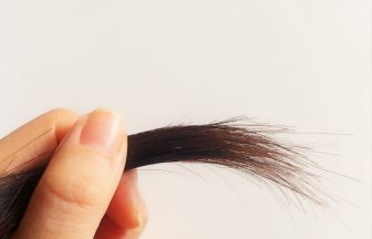 冬は抜け毛が悪化しやすい季節！最適なヘアケアとは？