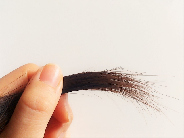 冬は抜け毛が悪化しやすい季節！最適なヘアケアとは？
